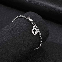 Nouveau Bracelet Unisexe Anniversaire en Acier Inoxydable Creux avec Pendentif Croix et Perle Carrée Style Minimaliste BR-3102