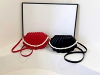 Sac à bandoulière élégant et mignon en forme de coquille avec perles, en cuir PU, sac à main décoré de perles, sac minimaliste pour femmes et filles