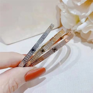 Bijoux <span class=keywords><strong>de</strong></span> mode, <span class=keywords><strong>bracelet</strong></span> <span class=keywords><strong>de</strong></span> <span class=keywords><strong>luxe</strong></span> <span class=keywords><strong>de</strong></span> <span class=keywords><strong>marque</strong></span> en acier inoxydable plaqué or 18 carats, <span class=keywords><strong>bracelet</strong></span> à visser entièrement serti <span class=keywords><strong>de</strong></span> diamants en zircon pour femmes et hommes - Product Image 6
