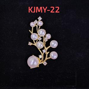 Broche en laiton plaqué or de qualité supérieure avec perle d'eau douce et accent en strass pour robes, manteaux et foulards - Product Image 2