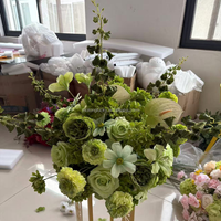 Hochzeitsgang Dekorative Blumenarrangements Künstliche Weiße Rosen Grüne Blätter Gang-Blumenläufer für Eingangsdekoration