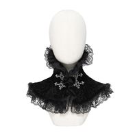 Col Jabot Noir Gothique AS321 avec Dentelle, Volants et Bordure en Fausse Fourrure, Ornement Croix Métallique Vintage, Accessoire de Cou Détachable pour Cosplay