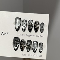 Ongles press-on faits à la main, au design sombre haut de gamme, effet œil-de-chat et style punk euro-américain, en forme d'amande.