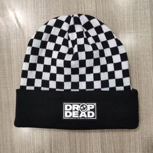 Unisex Tùy Chỉnh <span class=keywords><strong>Skull</strong></span> Dệt Kim Bobble Hat Kim Loại Vá Logo Mùa Đông Mũ Ấm Nhà Máy Bán Buôn Cho Bãi Biển Kinh Doanh Acrylic Chất Liệu - Product Image 4