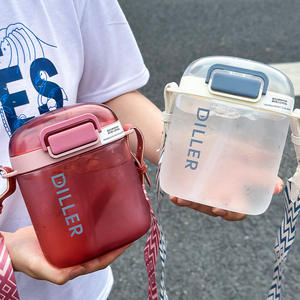 Botella de agua Diller Square Tritan de 720 ml con correa, portátil, para uso en exteriores - Product Image 1