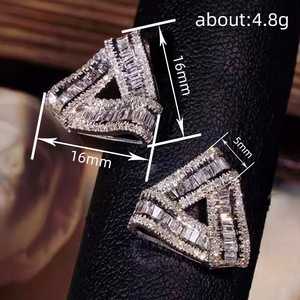 Orecchini a Perno Triangolari Semplici per Donne, Gioielli per Orecchie Geometrici Cavi per Uso Quotidiano - Product Image 4