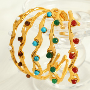 Brazalete con incrustaciones de turquesa en tono dorado, diseño abierto, joyería unisex - Product Image 1