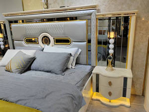 Juego de Muebles de Dormitorio de Lujo Elegante con Acabado de Alto Brillo, Cama Super King Size con Cabecero de Espejo Iluminado con LED y Armario de 8 Puertas - Product Image 4
