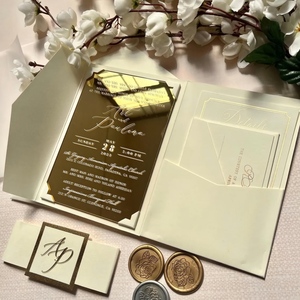 Suite di Inviti Matrimoniali Premium su Misura in Acrilico Dorato a Specchio, Cartella Pieghevole a Tre Ante di Alta Qualità Color Avorio con Biglietto Dettagli e Kit RSVP - Product Image 1