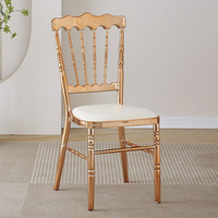 Chaise Chiavari en métal multicolore avec coussin blanc, empilable, pour mariage, banquet, événement, fête, salle à manger