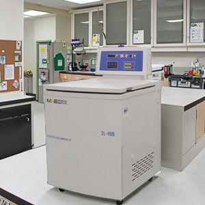 Centrífuga Refrigerada <span class=keywords><strong>de</strong></span> Pie <span class=keywords><strong>de</strong></span> Gran Capacidad 6*1200 ml y Baja Velocidad 6000 rpm <span class=keywords><strong>para</strong></span> <span class=keywords><strong>Bolsas</strong></span> <span class=keywords><strong>de</strong></span> <span class=keywords><strong>Sangre</strong></span> Triples <span class=keywords><strong>de</strong></span> 6*500 ml <span class=keywords><strong>para</strong></span> Laboratorios - Product Image 3