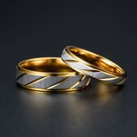 Nuevo anillo de compromiso de acero inoxidable chapado en oro de moda, anillo de pareja de boda con patrón de onda dorada para mujeres y hombres