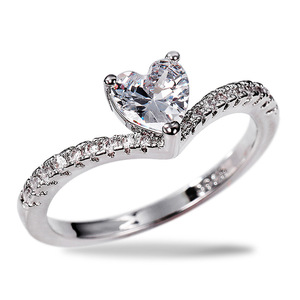 Anello di fidanzamento da donna F718 in oro bianco con diamante taglio a cuore e pietre laterali colore D - Product Image 4