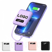 Batterie externe compacte et portable avec logo personnalisé, intégrant quatre câbles de données multi-types, idéale pour les cadeaux d'entreprise