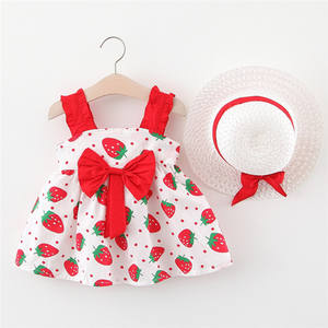 Fournisseur chinois de vêtements d'été en coton rose et rouge à pois, robe pour fille avec motif fraise, jupe pour bébé avec chapeau de soleil - Product Image 1
