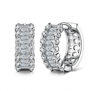 Pendientes de Aro Huggie de Moissanita Radiante Color D VVS1, Plata de Ley 925, Joyería Iced Out para Boda y Fiesta, Regalo para Mujer, Venta al por Mayor - Product Image 4