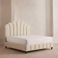 Lit plateforme King Size en lin crème français avec tête de lit festonnée et capitonnée, pieds tournés, cadre de lit pour chambre à coucher, mobilier de maison