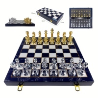 Vente en gros de boîtes d'échecs en bois de luxe écologiques faites à la main, pliables, 16,5 pouces, finition brillante, noir et blanc, jeu d'échecs pour enfants