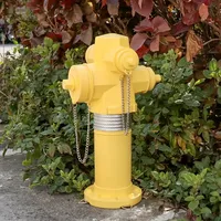 Sculpture en résine de bouche d'incendie jaune vif OEM Offre Spéciale avec dessus en argent et détails de chaîne, décor de jardin extérieur pour chemin de pelouse