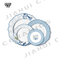 Assiette en porcelaine gracieuse, motifs géométriques délicats de fleurs bleues pour des paysages de table de mariage enchanteurs