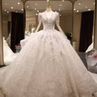 Robe de mariée de luxe faite main, style princesse, ornée de fleurs et de dentelle, avec manches longues, traîne chapelle, dos nu, 100% Polyester