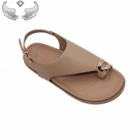 Sandales plates rétro pour femmes, légères, durables, respirantes, tendance, pour l'extérieur, en gros, prêtes à être expédiées, en stock