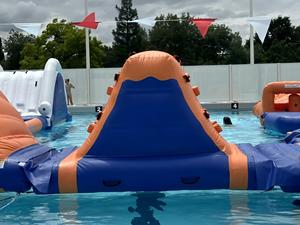 <span class=keywords><strong>Torre</strong></span> de Escalada Inflable Portátil con Agarraderas y Peldaños para Lagos, Resorts y Parques Acuáticos - Product Image 1