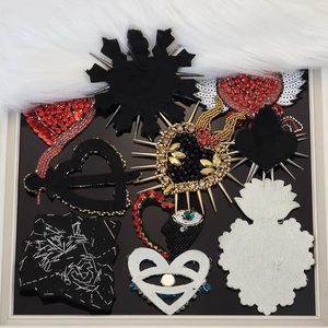 Applicazione in Tessuto 3D a Forma di <span class=keywords><strong>Cuore</strong></span> di Lusso <span class=keywords><strong>con</strong></span> Strass e Diamanti - Accessorio Decorativo da Cucire per Borse, Cappelli e Abiti - Product Image 6