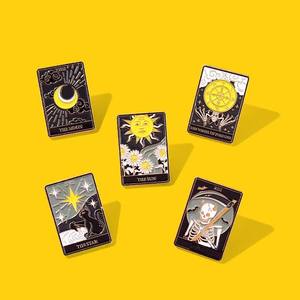 Pin de Solapa de Esmalte con Diseño Gótico de <span class=keywords><strong>Tarot</strong></span>, Luna, Sol, Estrellas, Destino y <span class=keywords><strong>Muerte</strong></span>, para Ropa de Estilo Retro Oscuro y Mochilas - Product Image 2