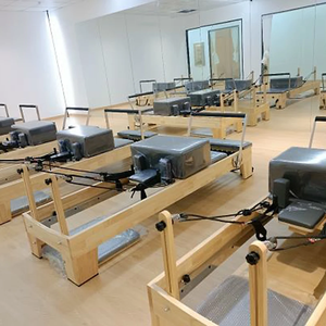 Machine de Pilates Reformer en bois de chêne, durable, portable et réglable, pour studio de Pilates et bien-être - Product Image 6