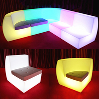 La popularité du mobilier d'extérieur a mené des tabourets de chaise de bar lumineux en plastique de jardin moderne