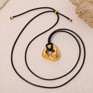 Collar de Acero de Titanio con Diseño Curvo y Cadena Ajustable de Cuero con Baño de Oro Real de 18K - Product Image 2