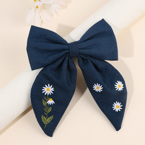 Pinza <span class=keywords><strong>para</strong></span> el pelo con lazo <span class=keywords><strong>de</strong></span> <span class=keywords><strong>tela</strong></span> azul marino hecho a mano y flor <span class=keywords><strong>de</strong></span> margarita bordada - Accesorio <span class=keywords><strong>para</strong></span> el pelo <span class=keywords><strong>de</strong></span> niñas <span class=keywords><strong>de</strong></span> tamaño grande <span class=keywords><strong>para</strong></span> fiestas y uso diario - Product Image 3