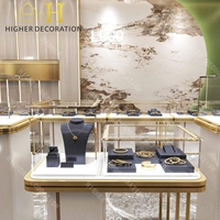 Vitrine de présentation de bijoux en verre vert foncé, style moderne et luxueux, pour showroom de bijouterie