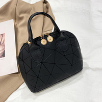 Sac à main mini décontracté pour femme, nouveau style 2026, tendance transfrontalière, motif matelassé, chaîne estampée or, fermeture éclair en forme de coquille, en polyester