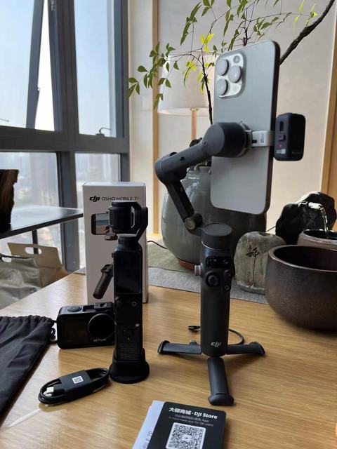 This D J Osmo Mobile 8 Integrated Mini Desktop Tripod Beyond Stable Shooting All Scenarios Mobile Videography Companion