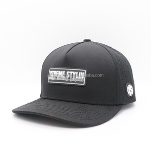 Gorras de Béisbol Deportivas Personalizadas con 5 Paneles Perforados, Negras, 100% Poliéster Velour, con Parche de Goma con Diseño de Hojas - Product Image 2