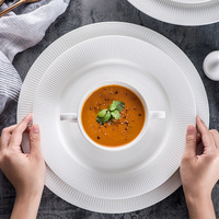 Service de table en céramique blanche nordique avec des assiettes de style occidental créatif, moderne et simple, adapté aux restaurants et aux hôtels