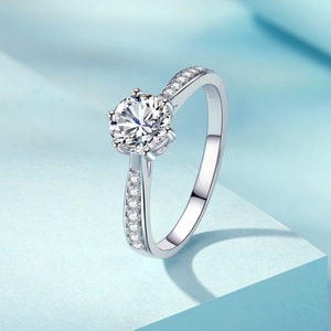 <span class=keywords><strong>Anello</strong></span> <span class=keywords><strong>Solitario</strong></span> in Moissanite da <span class=keywords><strong>1</strong></span> <span class=keywords><strong>Carato</strong></span> D VVS1 a Prezzo di Fabbrica con Certificato GRA, Supera il Test del Diamante, Vendita all'Ingrosso - Product Image 4