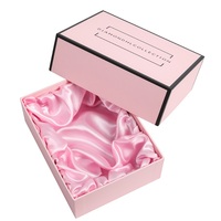 Caja de Cartón Rígido Rosa con Logotipo Personalizado en Relieve, Laminación Brillante con Cinta, para Empaque de Regalos de Calzado y Ropa de Lujo Moderno