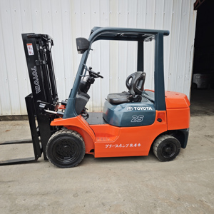 For 25 2.5Ton Diesel Powered <b>Pallet</b> Truck <b>Used</b> 2023 Model 4WD Solid Tire with Two Stage Mast and Container Mast Side Shift - Product Image 5