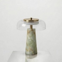 Lampe de table moderne de luxe en travertin avec abat-jour en verre et anneau lumineux en laiton doré pour projet hôtelier, chambre et décoration de villa