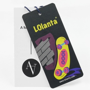 Etiquetas colgantes de papel de columpio en relieve con logotipo mate de lujo personalizado para ropa, zapatos, bolsas, etiquetas de ropa personalizadas a la moda - Product Image 3