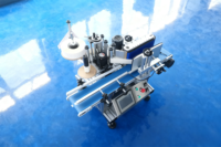 Machine verticale automatique d'étiquettes autocollantes adhésives pour petites bouteilles d'eau en verre pour ligne de production