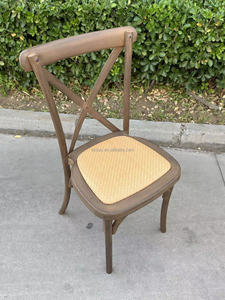 Chaise empilable en plastique imitation bois à dossier croisé pour événements, mariages et locations hôtelières - Product Image 3