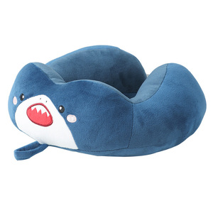 Oreiller de voyage portable en forme de U, motif requin de dessin animé, rembourrage polyester, 28x26x14cm - Product Image 1