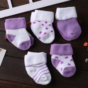 Nouvel ensemble de chaussettes pour bébé fille, motif rayé doux, amusant et mignon, en coton biologique, idéal pour l'hiver - Product Image 6
