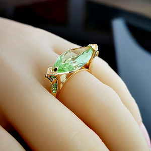 Anello con accento verde a forma di marquise, design classico, per donna - Product Image 2