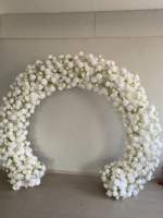 Arche florale romantique rose et rouge avec fleurs artificielles pour un décor luxueux de mariage, de fête ou d'événement en plein air