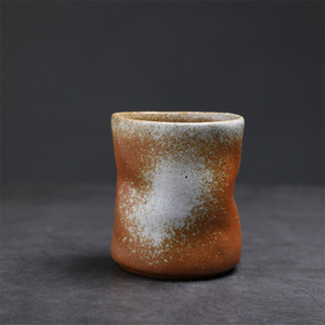 Tasse à café en céramique vintage unique et personnalisée, style japonais, avec glaçure dégradée, en forme de fût d'huile, pour cadeaux d'affaires - Product Image 1